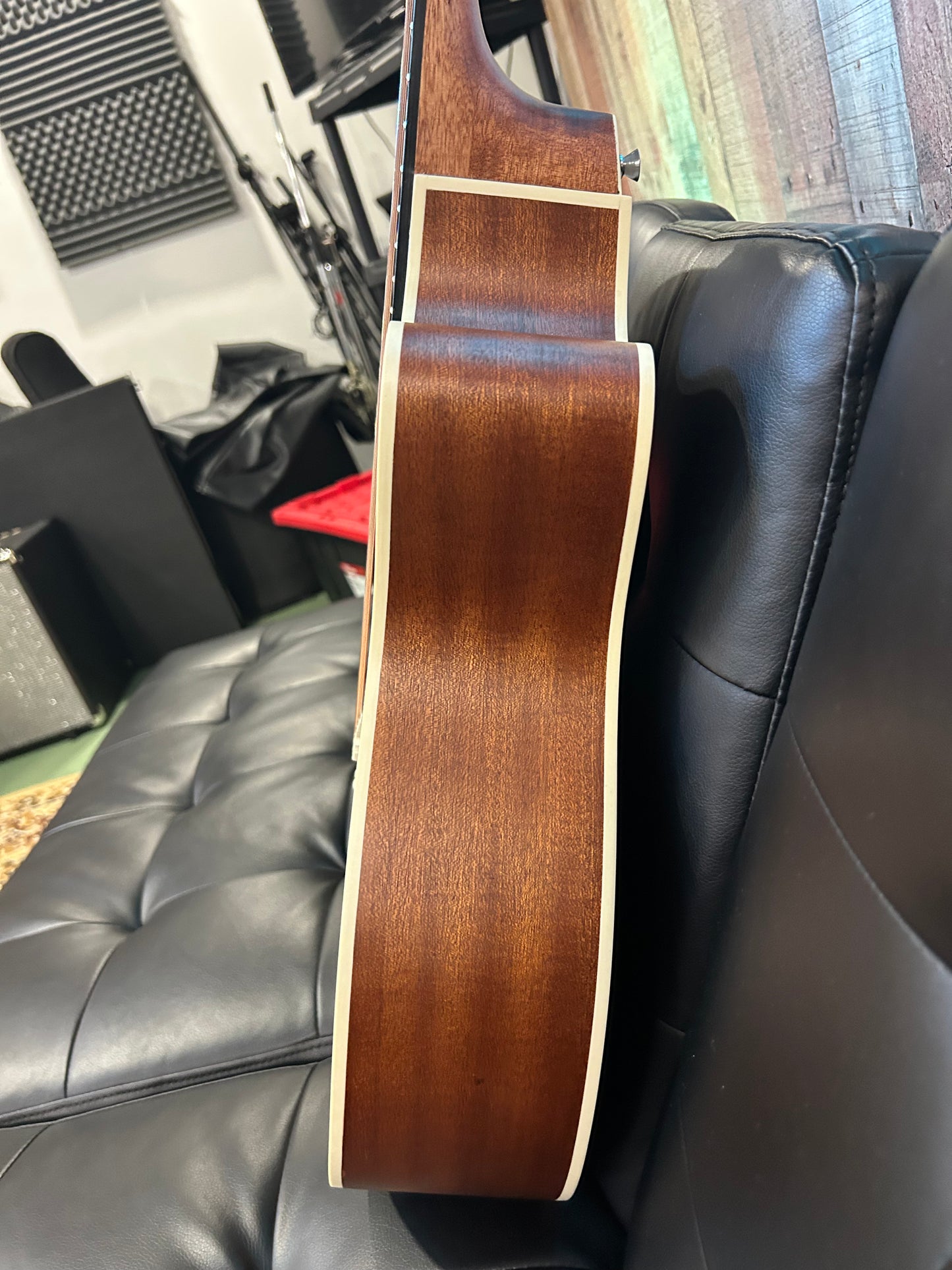 Alvarez Regent Folk/OM Acoustic Electric w/cutaway and Deluxe Gig RF26CESB