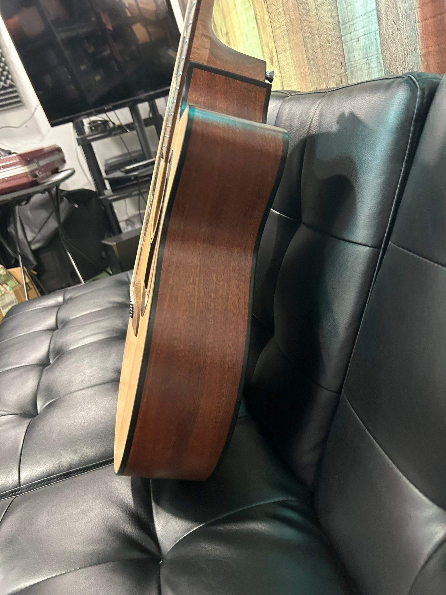 Alvarez Artist Series OM/Folk Acoustic Electric Guitar w/Cutaway EQ & Tuner
