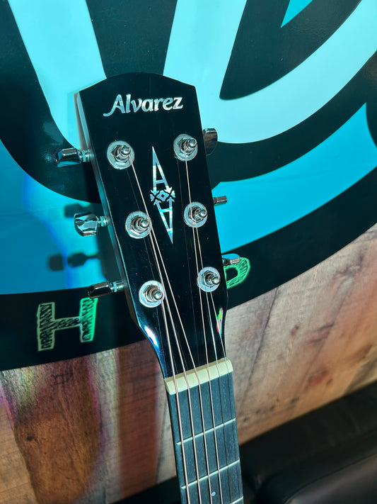 Alvarez Regent Folk/OM Acoustic Electric w/cutaway and Deluxe Gig RF26CESB