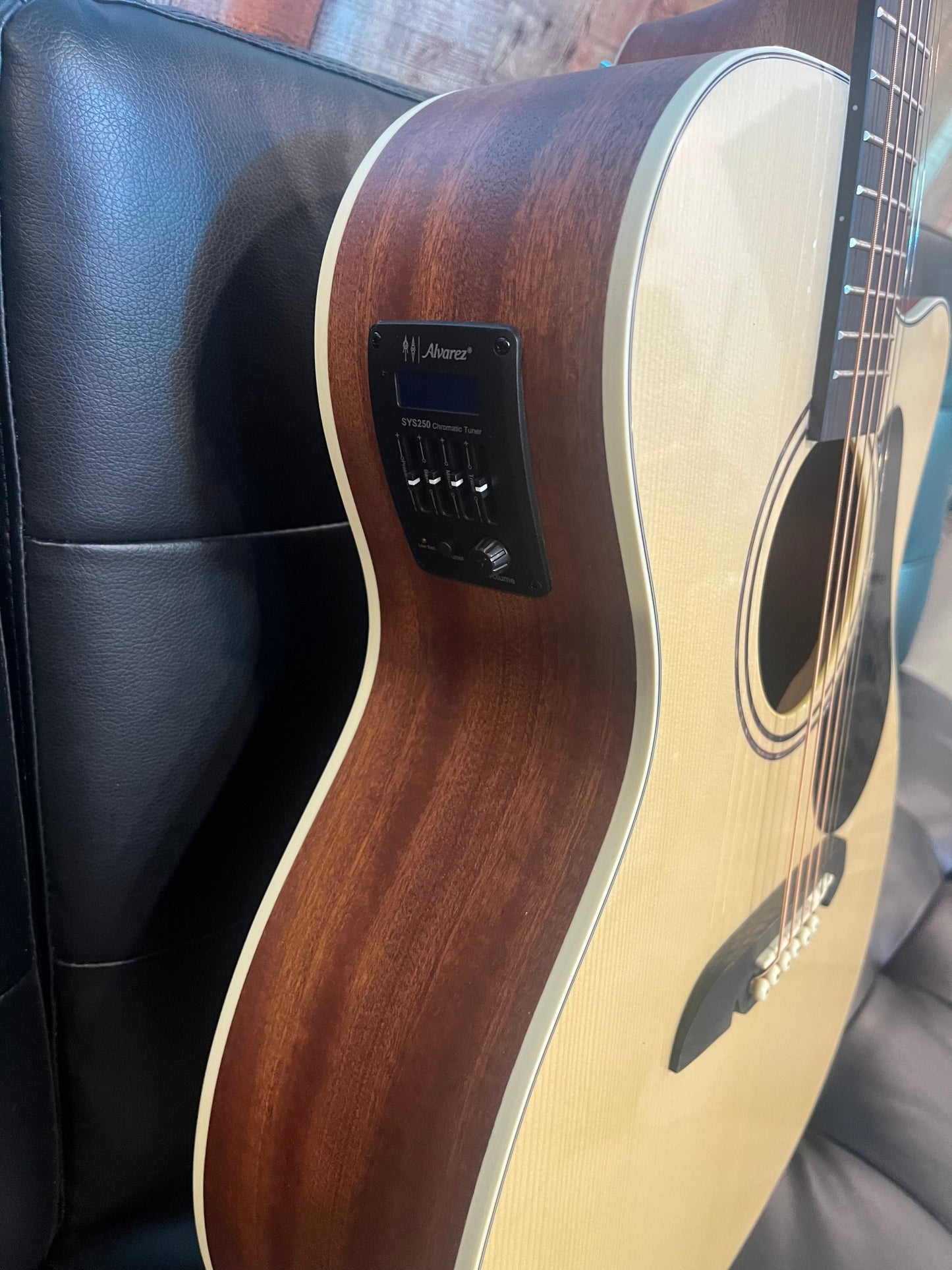 Alvarez Regent OM/Folk Acoustic Electric w/cutaway RF26CE