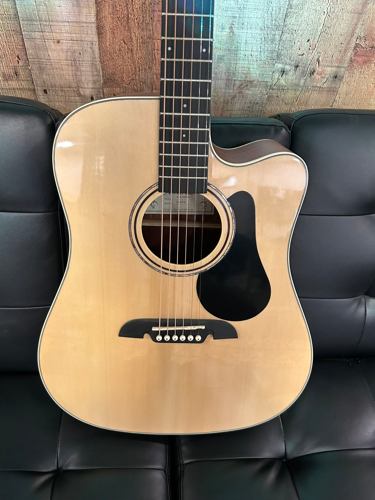 Alvarez Acoustic / Electric Guitar RD26CE