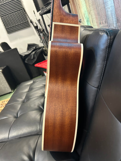 Alvarez Regent Folk/OM Acoustic Electric w/cutaway and Deluxe Gig RF26CESB