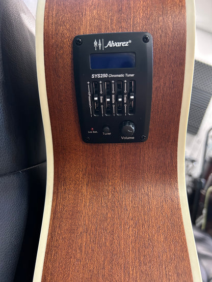 Alvarez Regent Folk/OM Acoustic Electric w/cutaway and Deluxe Gig RF26CESB