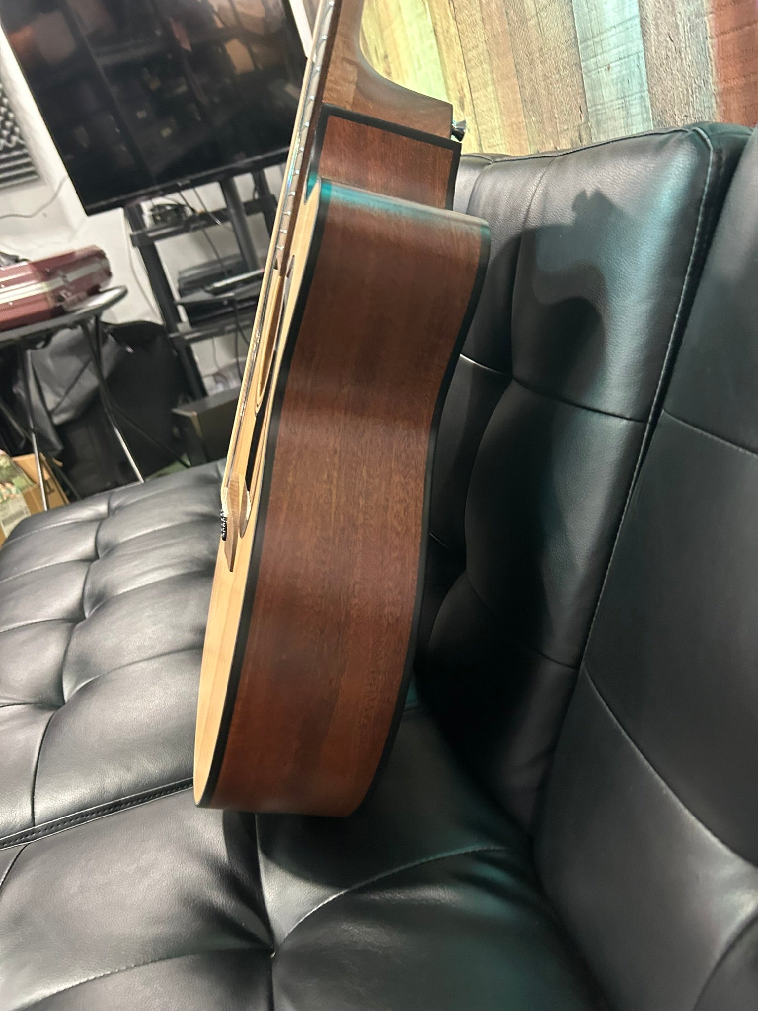Alvarez Artist Series OM/Folk Acoustic Electric Guitar w/Cutaway EQ & Tuner